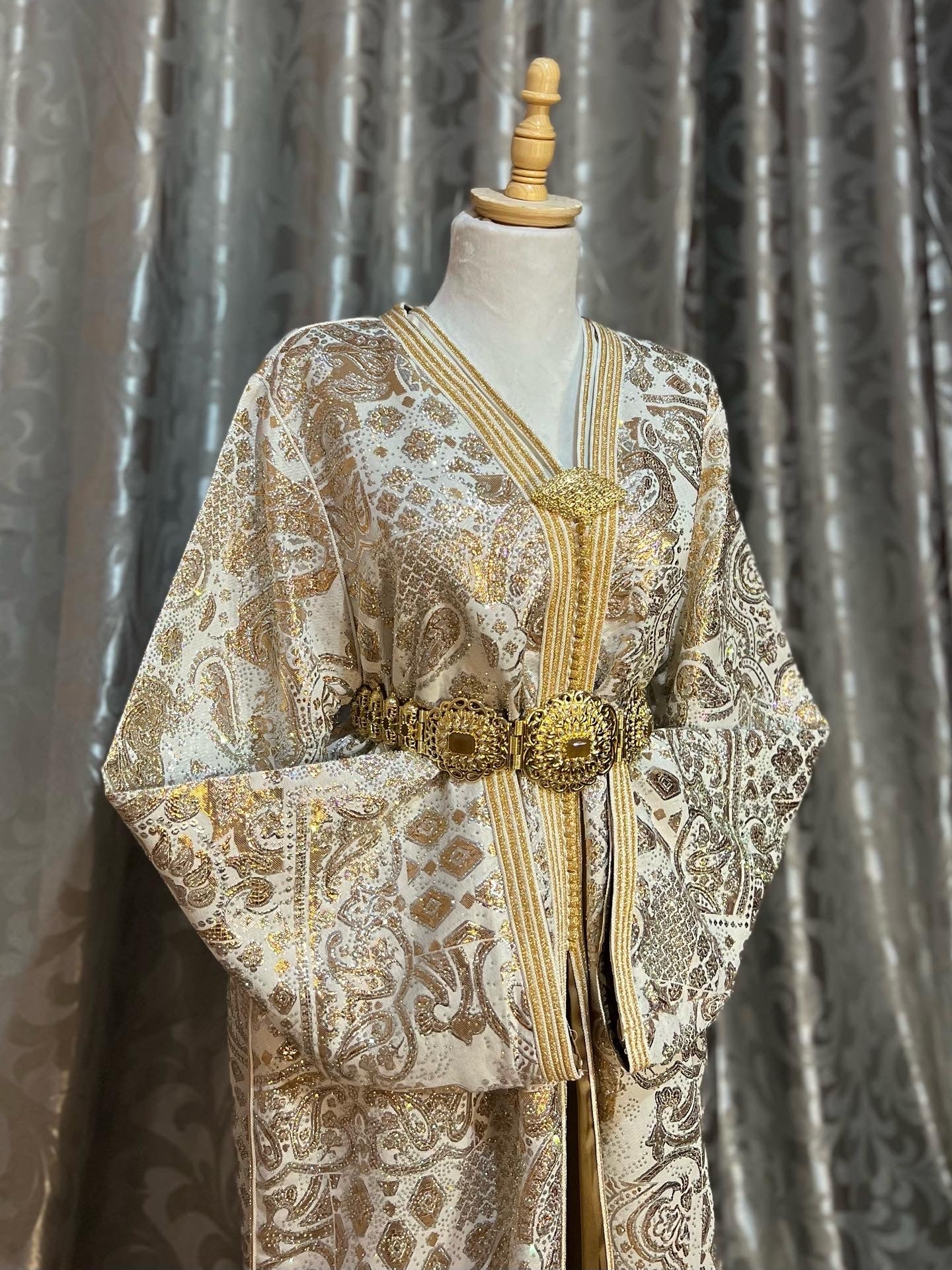 Golden Balloon Caftan – The Magic of Traditional Elegance