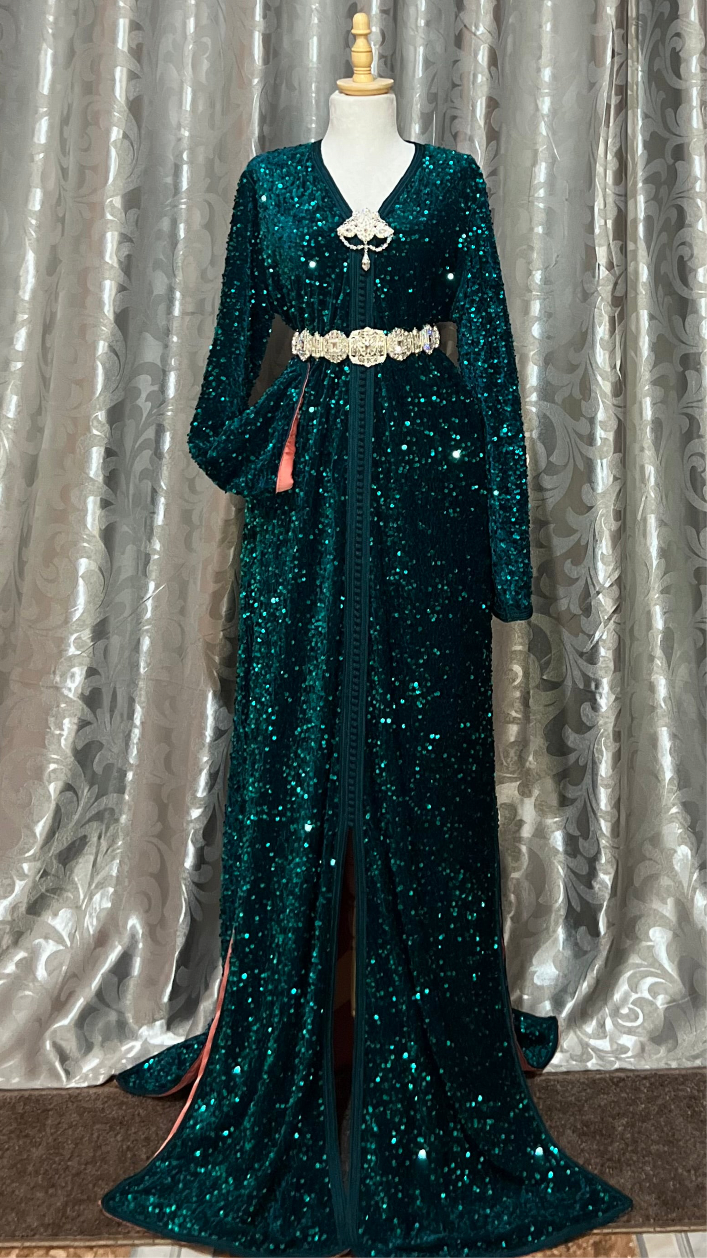 Distinctive caftan in emerald green color