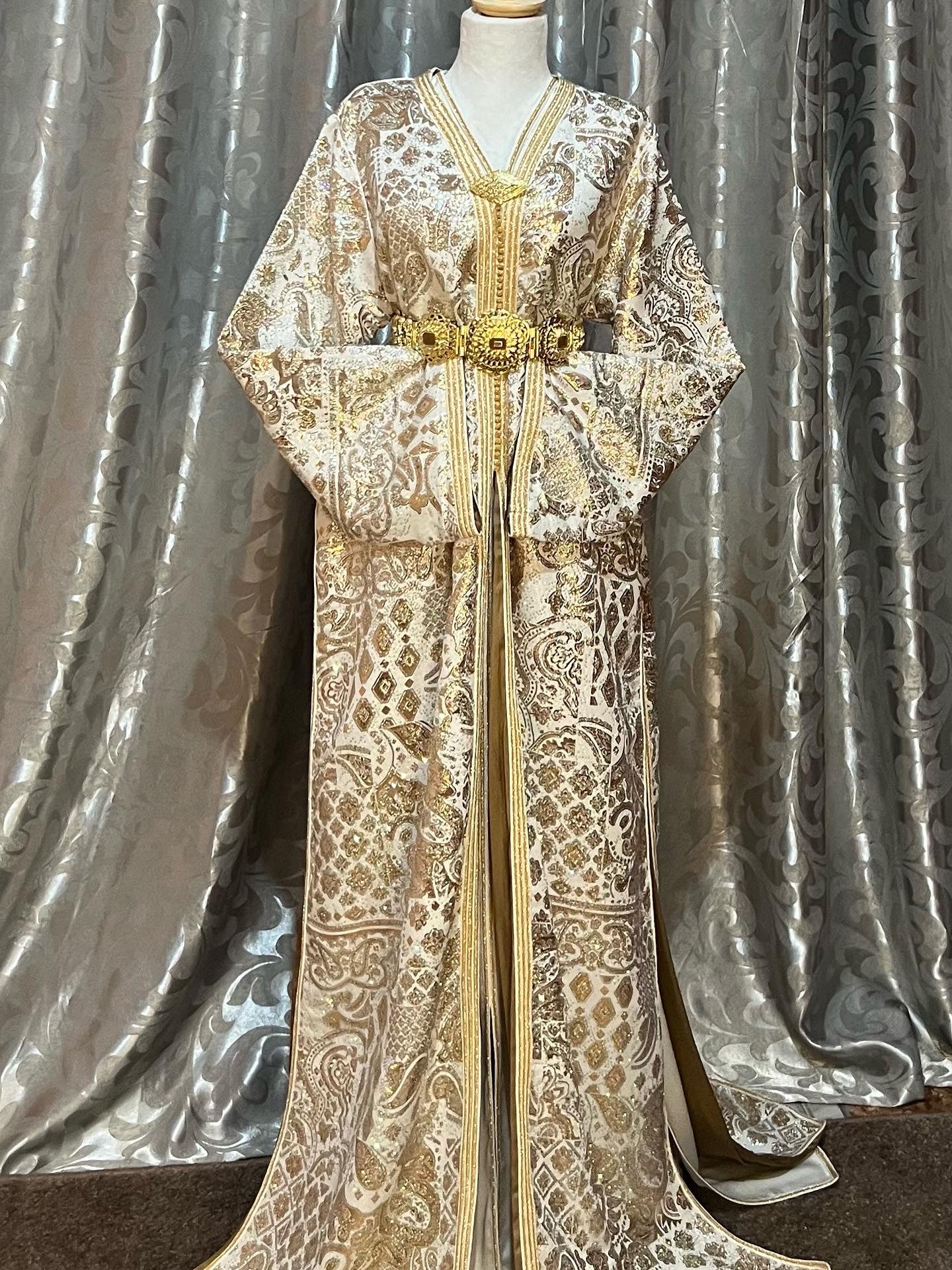 Golden Balloon Caftan – The Magic of Traditional Elegance