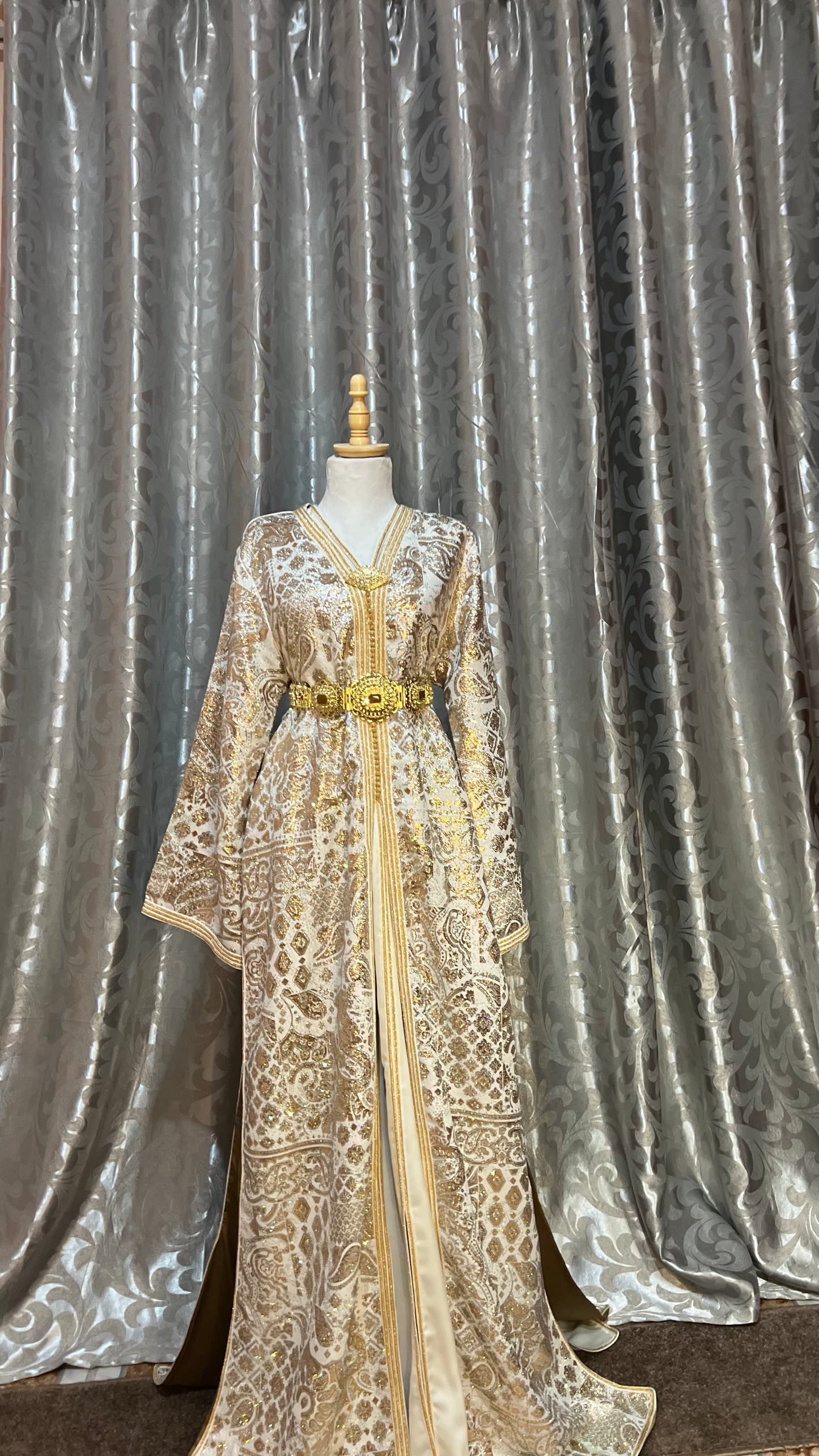 Golden Balloon Caftan – The Magic of Traditional Elegance