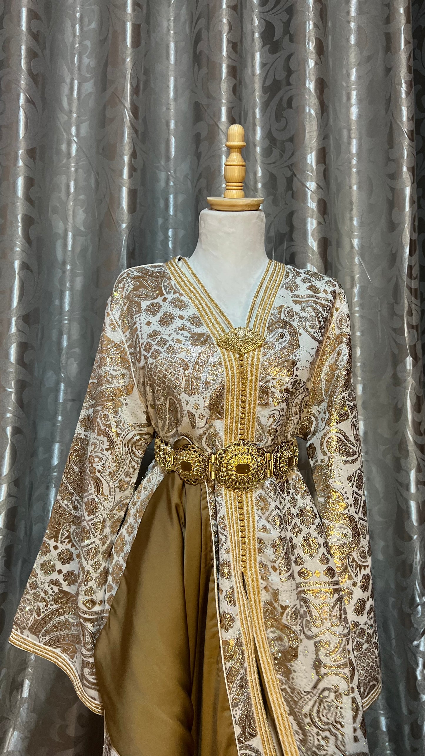 Golden Balloon Caftan – The Magic of Traditional Elegance