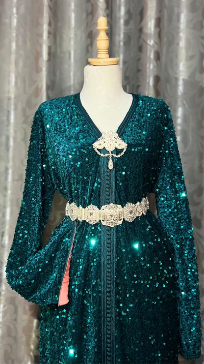 Distinctive caftan in emerald green color