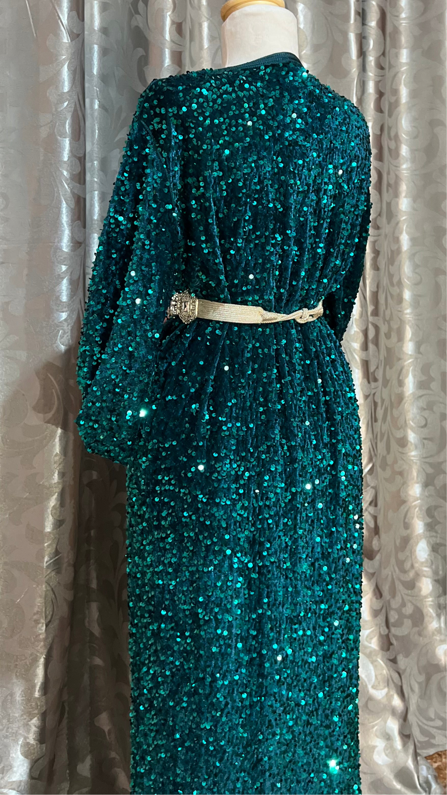 Distinctive caftan in emerald green color