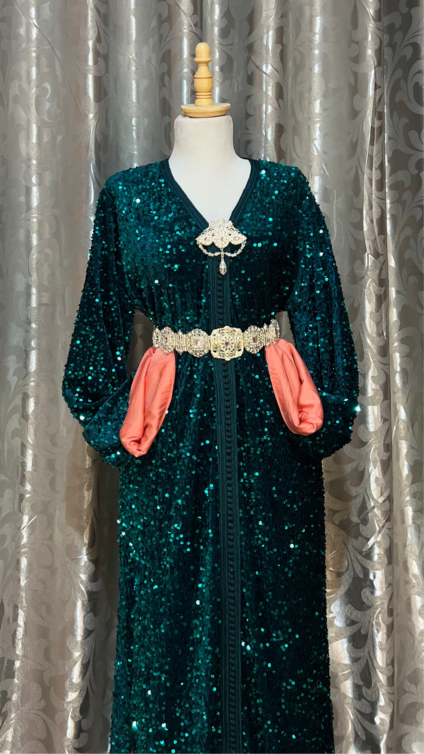 Distinctive caftan in emerald green color