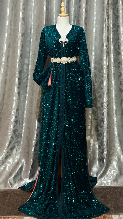 Distinctive caftan in emerald green color