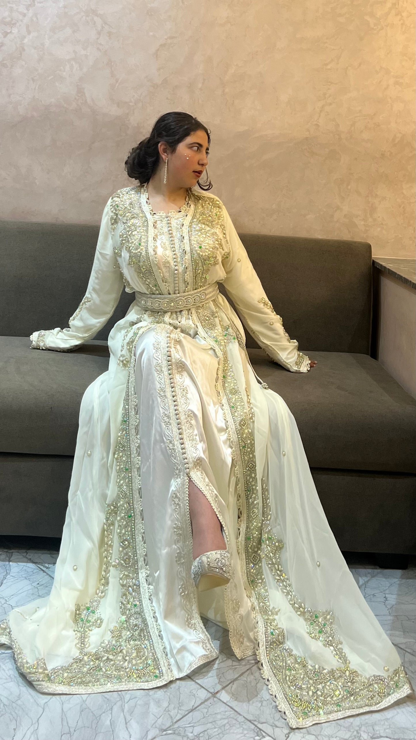 White Caftan Adorned with Stones – A Distinctive Look for Every Lady