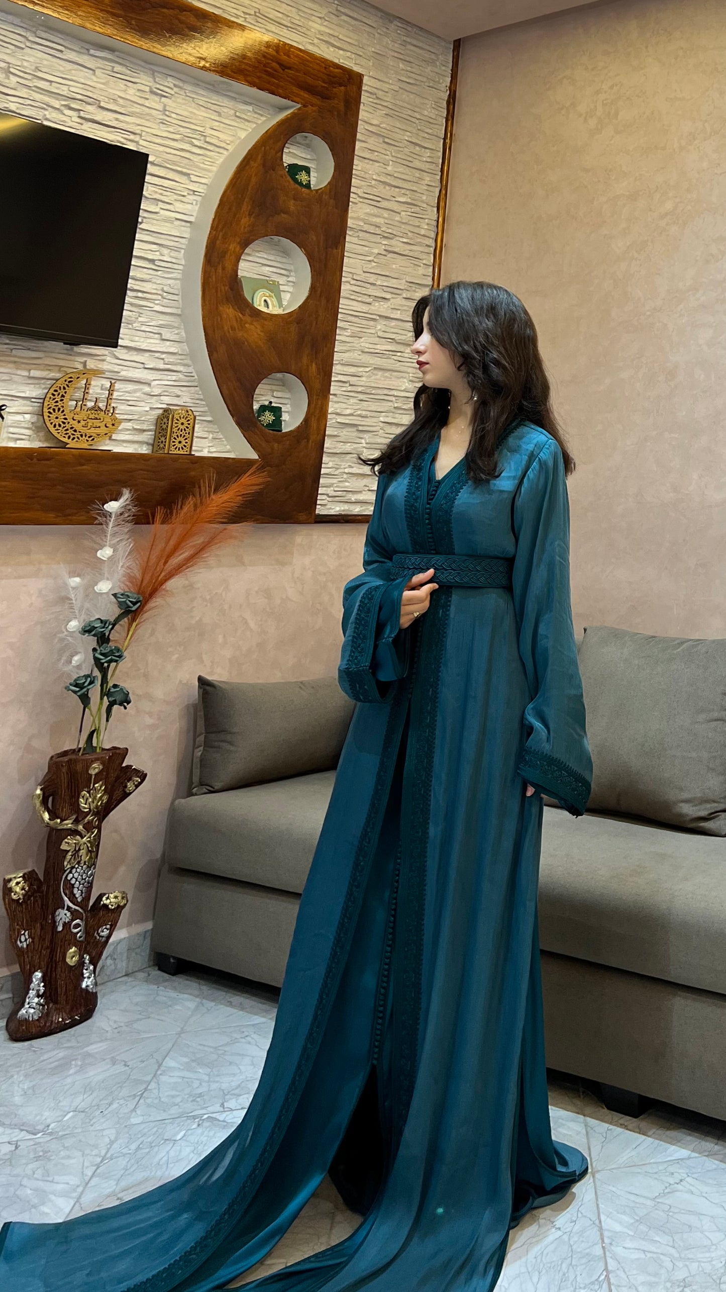 قفطان فاخر باللون الأزرق البترولي – يجمع بين الأناقة والخفة في تصميم واحد