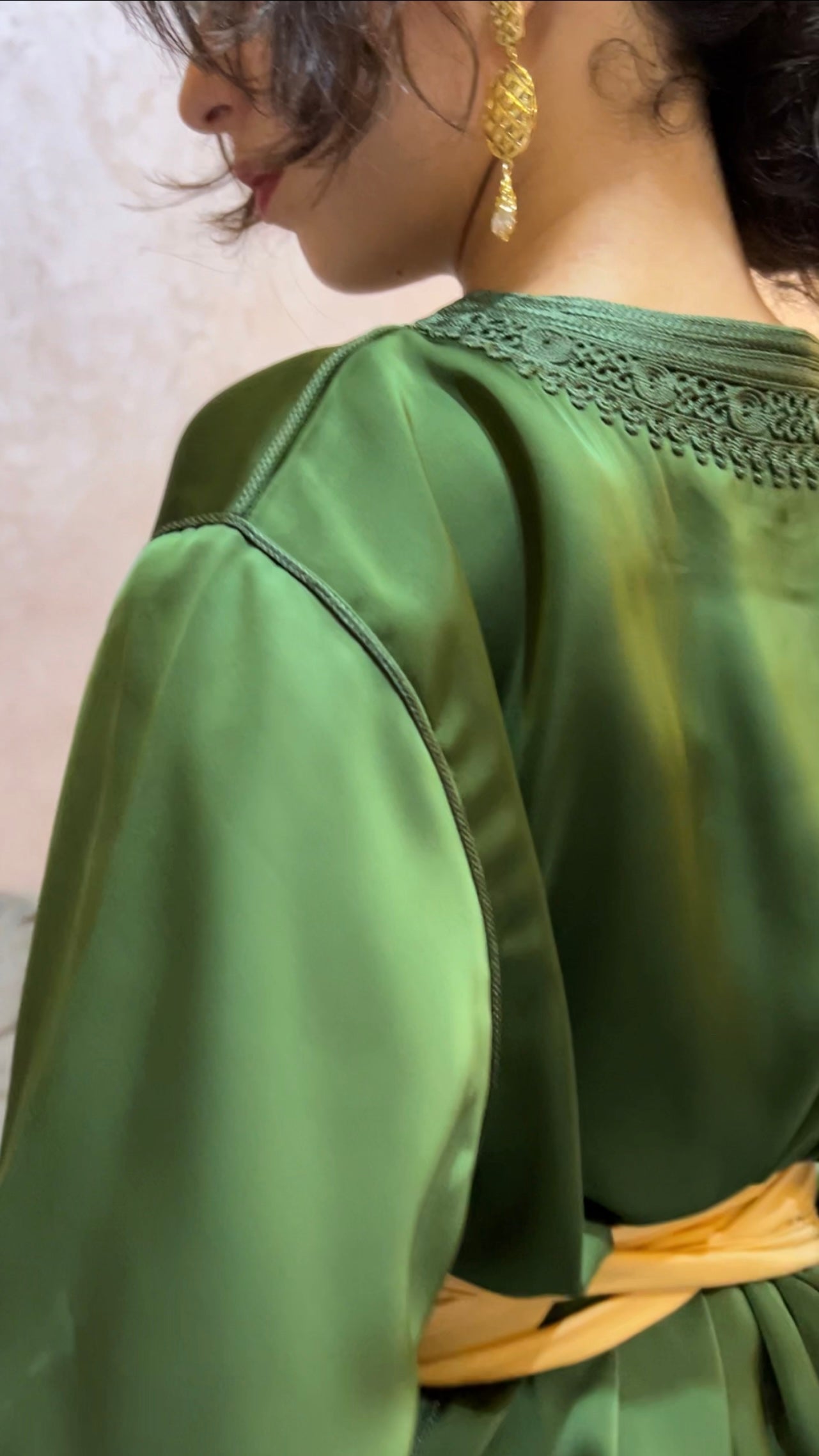 قفطان أخضر زيتوني بتفاصيل ذهبية
