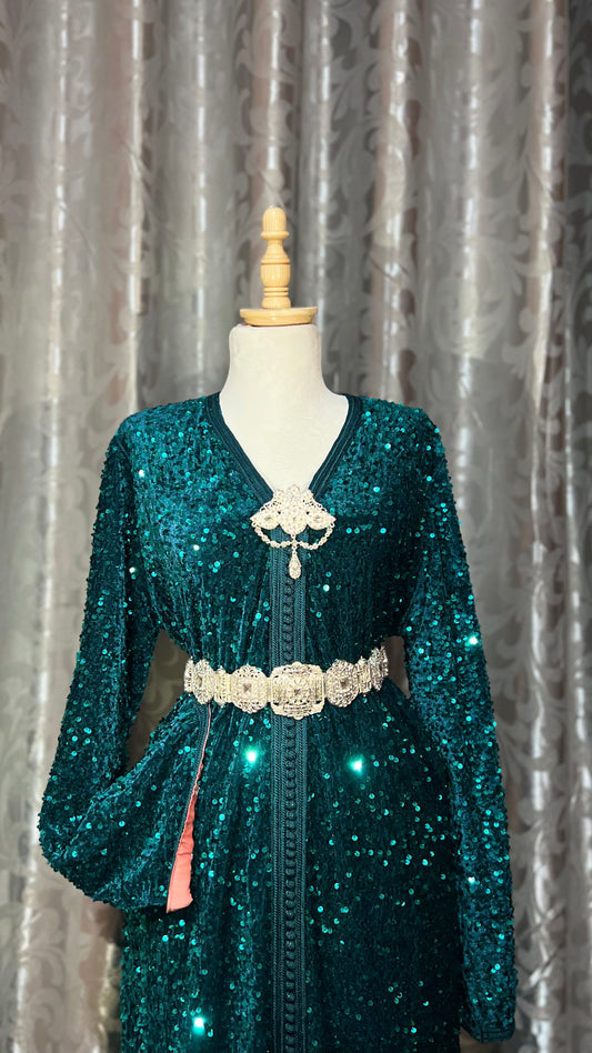 Distinctive caftan in emerald green color