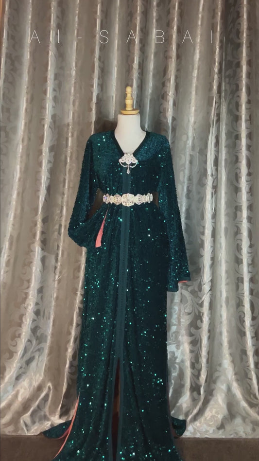 Distinctive caftan in emerald green color