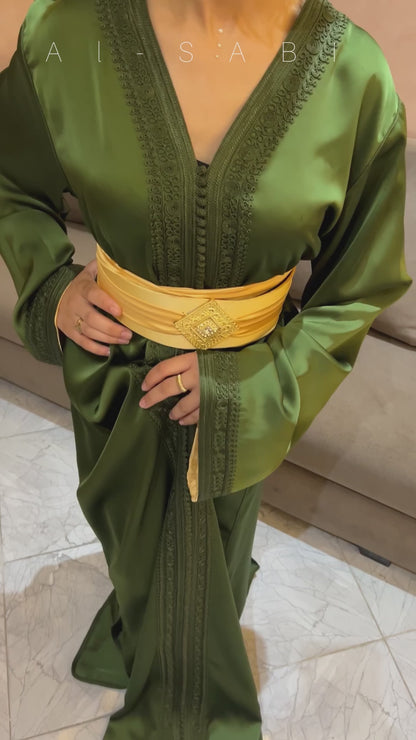 قفطان أخضر زيتوني بتفاصيل ذهبية